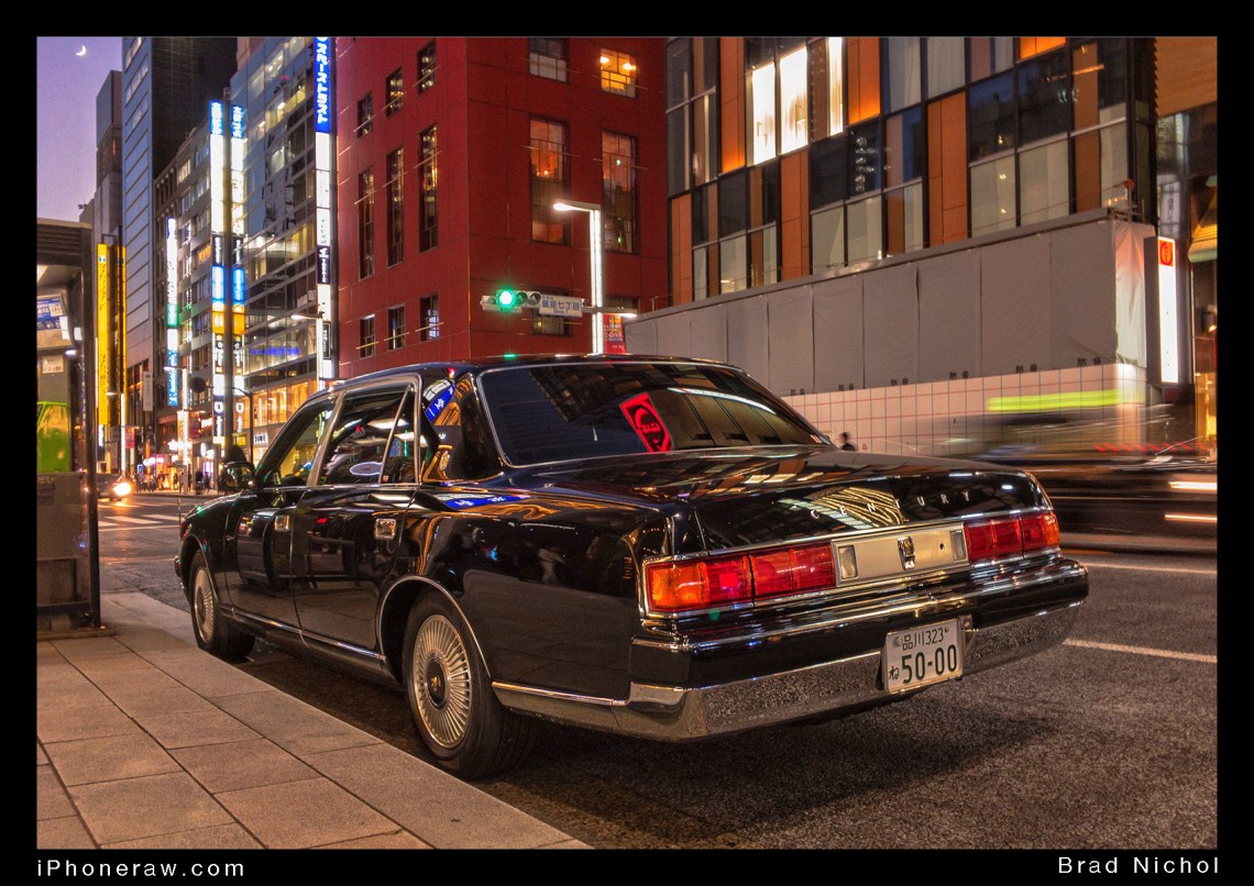 Toyota Century waiting on Ginza Strip, dark blue, series 2, V12