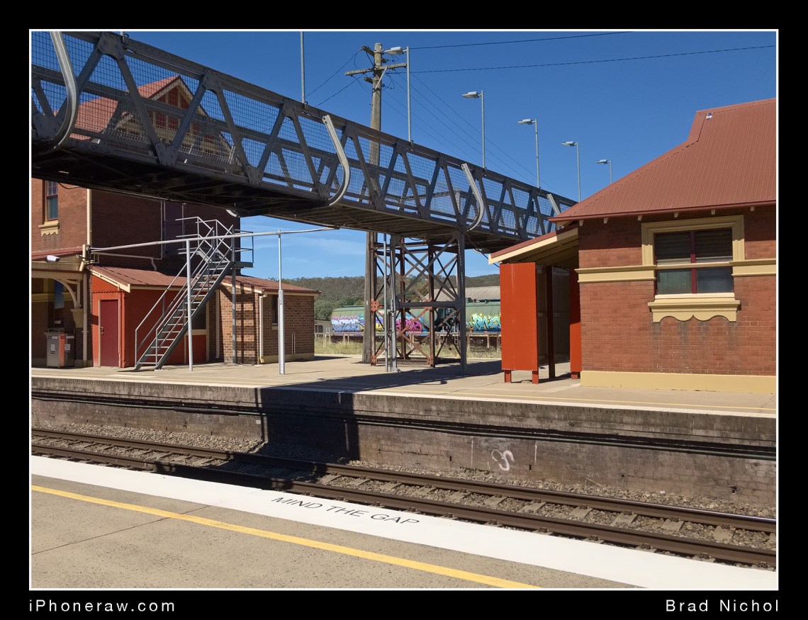 comparison of 17mm focal length with iPhone X cropped to match